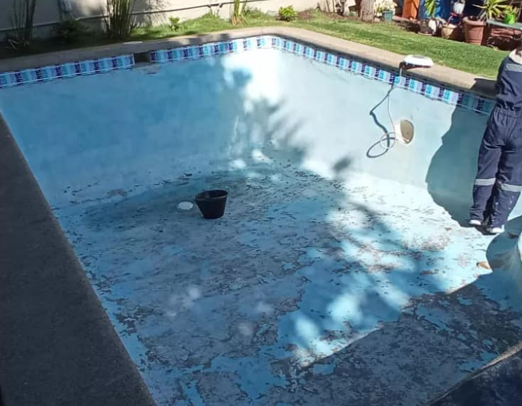 Piscina de fibra de vidrio con gel coat deteriorado, decolorado y con ampollas en Santiago